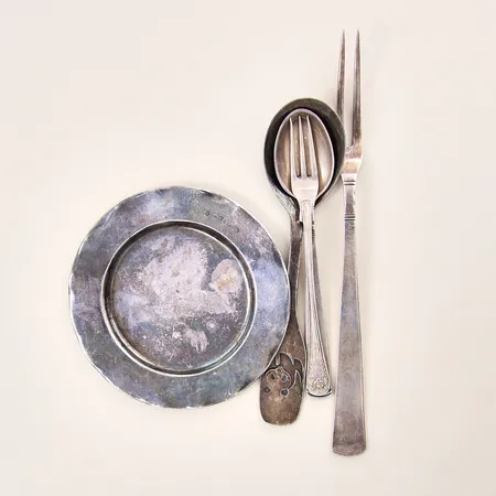 Diverse silverföremål, ett fat, två stycken skedar, två stycken gafflar, bruksslitage, silver 830/1000 Vikt: 104,6 g