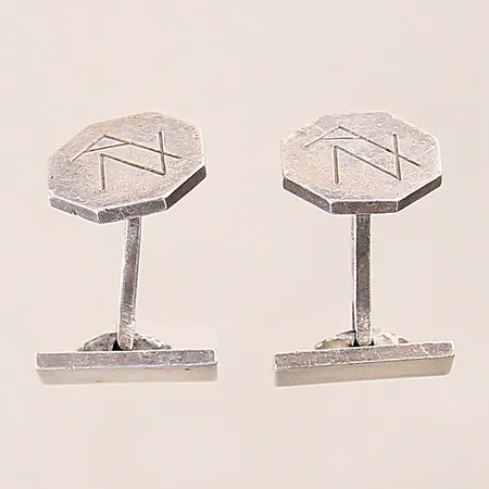 Ett par manschettknappar, Wiwen Nilsson, år 1944, hexagonal form, Ø14mm, monogramgravyr, ena något skev, silver 925/1000 Vikt: 12,2 g