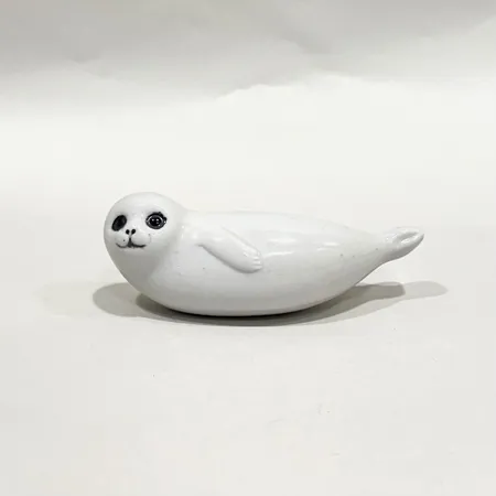 Figurin, Säl ur serien Skansen, Lisa Larson för Gustavsberg, längd 10,5cm, stämpelmärkt, bemålat samt glaserat stengods, mindre tillverkningsfel Skickas med paket.