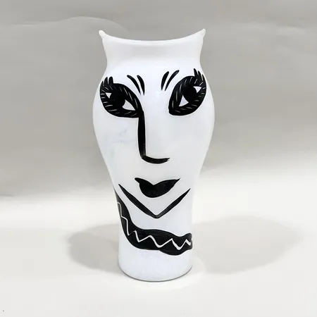 Vas, Ulrica Hydman Vallien för Kosta Boda, "Open Minds, Artist's Choice, höjd ca 33cm, numrerad: 7040622, signerad, lätt ytslitage, minimal repa vid insidan av mynning Skickas med postpaket.