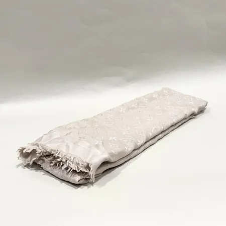 Scarf Louis Vuitton Châle Monogram, modell-nr: M71336, mått ca 120x135cm,  fläckar, nopprigt tyg, tråddragningar, box, dustbag, kvitto från birger jarlsgatan år 2017, kartong