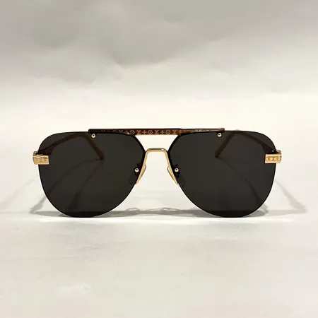 Ett par solglasögon Louis Vuitton Ash Sunglasses, modell-nr: Z1261E, 63¤13, manual, tag, putsduk, dustbag, fodral, kartong, kvitto från Louis Vuitton Polen år 2022, originalpåse
