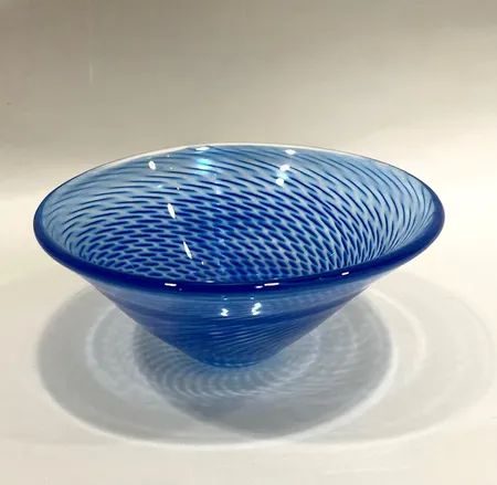 Skål, Göran Wärff för Kosta Boda, numrerad: 59732, höjd 14cm, glas, etikettmärkt, lätt ytslitage, ojämn form, mindre tillverkningsfel Skickas med paket.