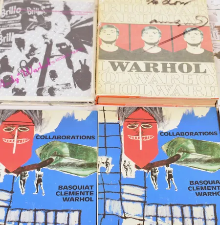 Samling konstkataloger och konstböcker: Bok Rainer Crone & Andy Warhol, Published by Praeger, New York, 1970 (signerad av Warhol på skyddsomslag samt på fyra blad invändigt), Bok Andy Warhols Index (Book), Published by Random House, New York, 1967, signerad, 2 exemplar av Collaborations: Basquiat Clemente Warhol, Published by Bruno Bischofberger, Zürich, 1984, 2 exemplar av Jean-Michel Basquiat - Drawings Published by Bruno Bischofberger, Zürich, 1985, signerade samt numrerade 210/1000 respektive 194/1000, Bok Jean-Michel Basquiat Published by Bruno Bischofberger, Zürich, 1985, signerad och numrerad 529/1000, Bok Jean-Michel Basquiat Published by Mary Boone, New York, 1984, signerad, Bok Jean-Michel Basquiat Published by Mary Boone, New York, 1985, 3 exemplar av Paintings 1981 - 1984: Jean-Michel Basquiat, Published by The Fruitmarket Gallery, Edinburgh, 1984, ett exemplar signerat, 2 exemplar Jean-Michel Basquiat Published by Akira Ikeda Gallery, Nagoya, 1983, Katalog Jean-Michel Basquiat (Delta Rotterdam Catalog), Published by Galerie Delta, Rotterdam, 1982. Samtliga med smärre slitage, helhetsintrycket är gott, ej fullständigt genomgångna. OBS! Visas endast på bokad tid Specialfrakt, kontakta pantbankskontoret för mer information.
