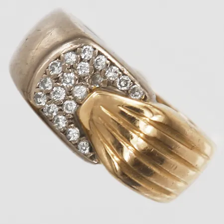 Ring med briljantslipade diamanter 19 x ca 0,01ct, stl: 17½, 18K guld samt vitguld Vikt: 10,2 g