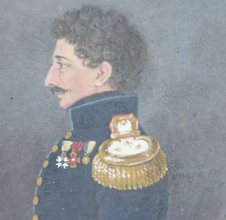 Miniatyrporträtt av Överste löjtnant Carl Gustaf Klingspor samt tillhörande medaljer: porträtt, gouache på papper, otydligt signerad, ca 9x7,5cm, proveniens a tergo, St. Vladimirs orden, höjd 47x 47mm, emaljbortfall, För Tapperhet i Fält, Ø30mm, 23K, vikt 18,2g, 1800-talets första hälft, åldersbetingat slitage, tygband med skador, målning krackelyr, ram skador/bortfall. 