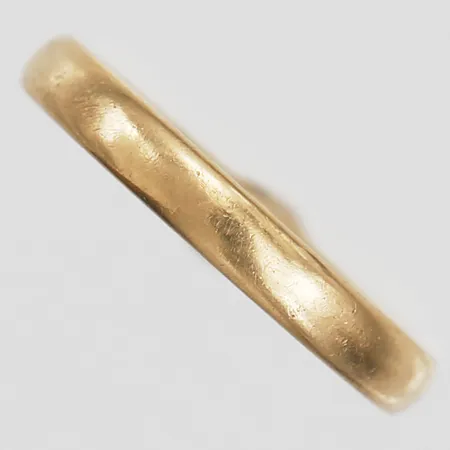 Ring, slät, stl: 17, Frickes Guldsmide, Stockholm, gravyr, 18K guld. Vikt: 3,9 g