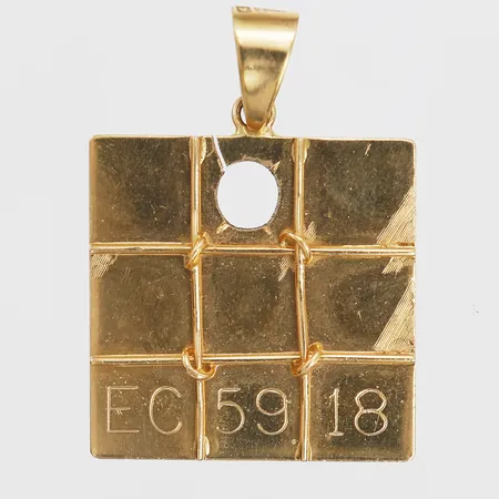 Hänge, Heko KB Nils-Erik Södermark, Köping 2008, höjd inkl. ögla: 43mm, bredd: 31mm, gravyr, defekt, 18K guld. Vikt: 24,3 g