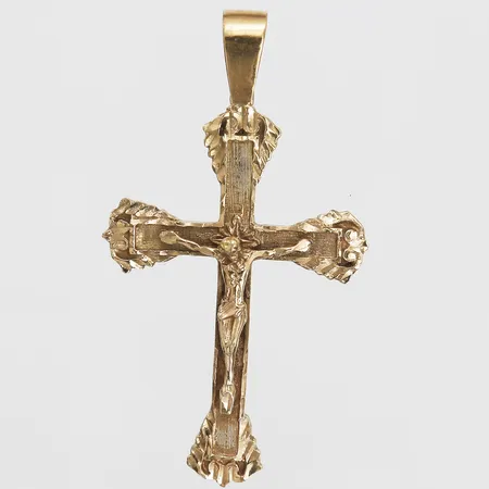 Hänge i form av krucifix, höjd inkl. ögla: 60mm, bredd: 33mm, saknar stämplar, dekor i 14K guld, 18K guld. Vikt: 13,5 g