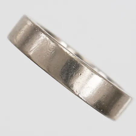 Ring, stl: 18½, bredd: 5 mm, gravyr, bruksskick, 18K vitguld. Vikt: 12,6 g