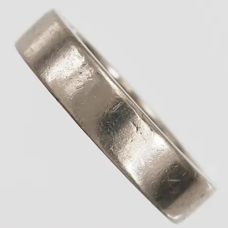 Ring, stl: 18¼, bredd: 5 mm, gravyr, bruksskick, 18K vitguld. Vikt: 12,8 g