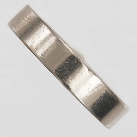Ring, slät, stl: 19½, bredd: 5 mm, gravyr, 18K vitguld. Vikt: 10,4 g