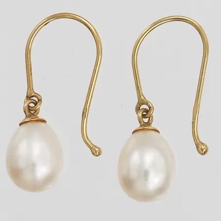 Ett par örhängen med odlade sötvattenpärlor, höjd: 21 mm, bredd: 0,5 - 7 mm, 18K guld. Vikt: 1,6 g