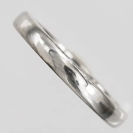 Ring, slät, stl: 17¼, bredd: 3 mm, gravyr, 18K vitguld. Vikt: 5 g