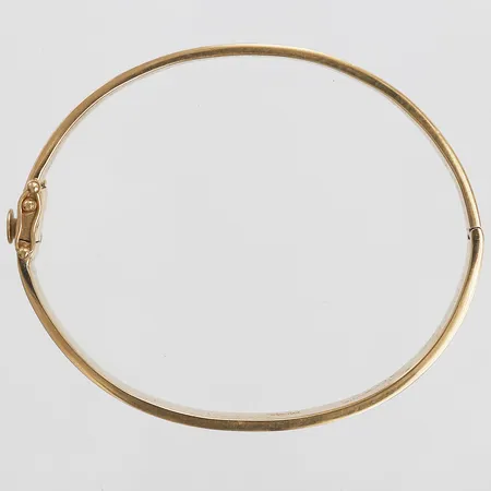 Stel armring, öppningsbar, innermått: ca 16,5cm, bredd: 6 mm, 18K guld. Vikt: 29,9 g