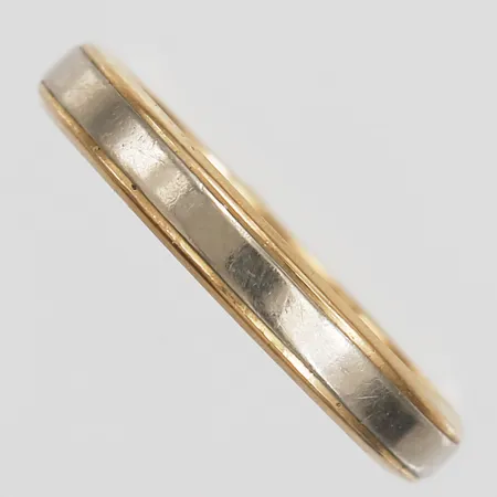 Ring, tvåfärgad, stl: 23, bredd: 4 mm, gravyr, 18K guld. Vikt: 5,2 g