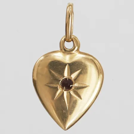 Hänge i form av ett hjärta med röd sten, höjd inkl. ögla: 23 mm, bredd: 13 mm, gravyr, 18K guld. Vikt: 1,4 g