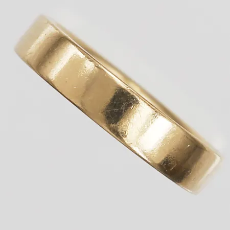 Ring, slät, stl: 17, bredd: 4 mm, gravyr, 18K guld. Vikt: 4,5 g