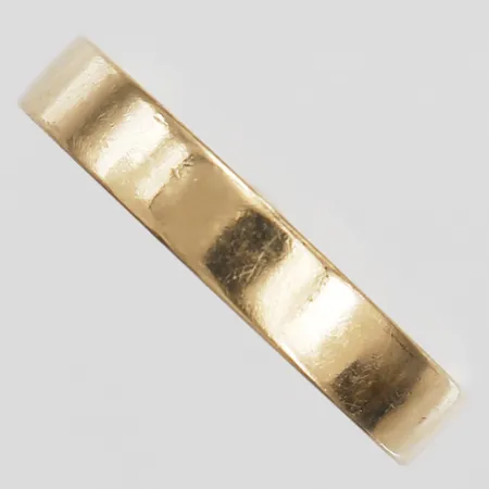 Ring, slät, stl: 19, bredd: 4 mm, gravyr, 18K guld. Vikt: 5,2 g