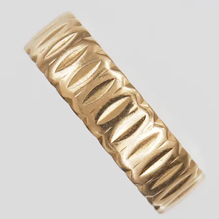 Ring, stl: 18¼, bredd: 6 mm, gravyr, 18K guld. Vikt: 6,1 g