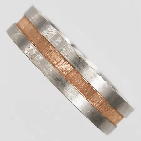 Ring, tvåfärgad, stl: 20, bredd: 6 mm, polska stämplar, gravyr, 14K guld. Vikt: 7,3 g
