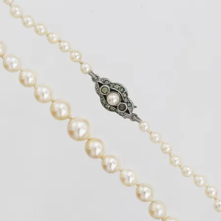 Pärlcollier, doserat, med odlade saltvattenpärlor, Ø 3,5-7mm, längd 52cm, lås i silver Vikt: 14,8 g
