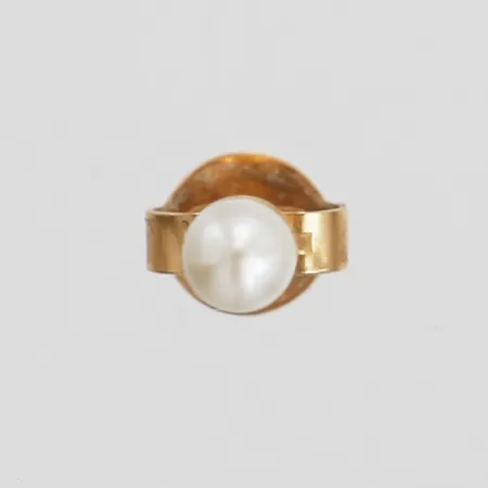 Ett udda pärlörhänge med odlad saltvattenpärla, Ø5mm, 18K guld Vikt: 0,8 g