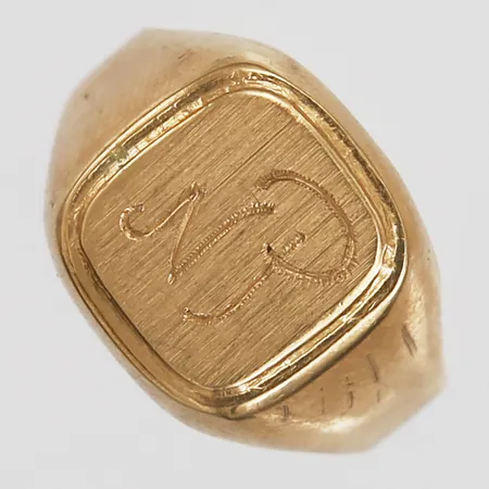 Klackring med monogramgravyr, NP, stl: 16¾, 18K guld Vikt: 2,7 g