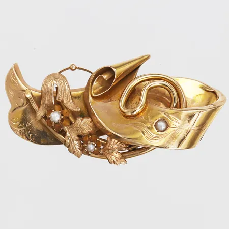 Brosch med pärlor samt floral dekor, höjd: 24 mm, bredd: 47 mm, 18K guld. Vikt: 7,7 g