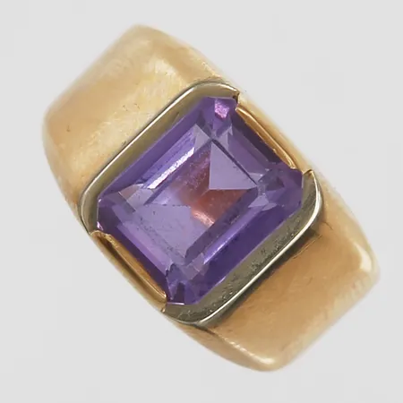 Ring med ametist ca 2,00ct, stl: 16½, 18K guld Vikt: 3,9 g