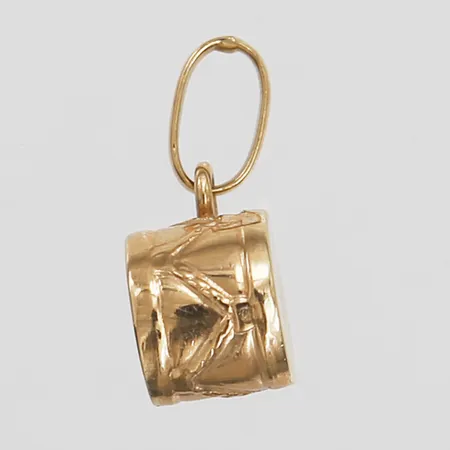 Hänge i form av en virveltrumma, höjd 15mm inklusive ögla, 18K guld Vikt: 0,8 g