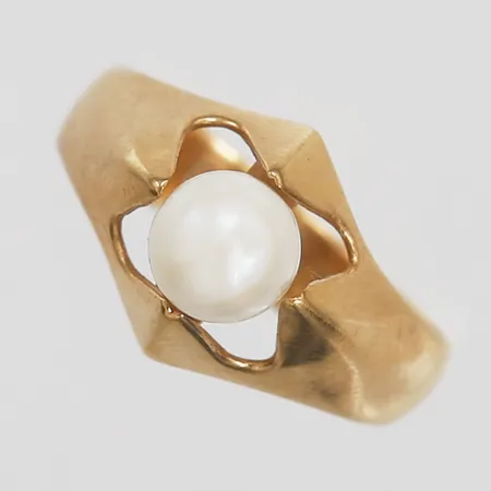 Ring med odlad saltvattenpärla, Ø 5,5mm, stl: 16½, 18K guld Vikt: 3,4 g