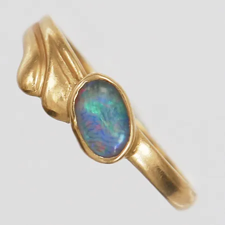 Ring med opaltriplett, stl: 16¼, 18K guld Vikt: 1,6 g