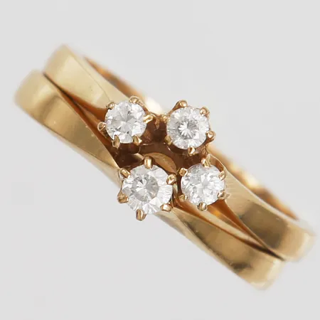 Två ihophörande ringar med briljantslipade diamanter 3 x ca 0,03ct, 1 x ca 0,10ct, stl: 16½, gravyr, tillverkade av Harry Hermansson AB, Stockholm 1950 samt 1951, 18K guld Vikt: 7,1 g