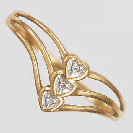 Ring med åttkantsslipade diamanter 3 x ca 0,005ct, stl: 16½, tillverkad av Guldfynd AB, 18K guld Vikt: 1,2 g