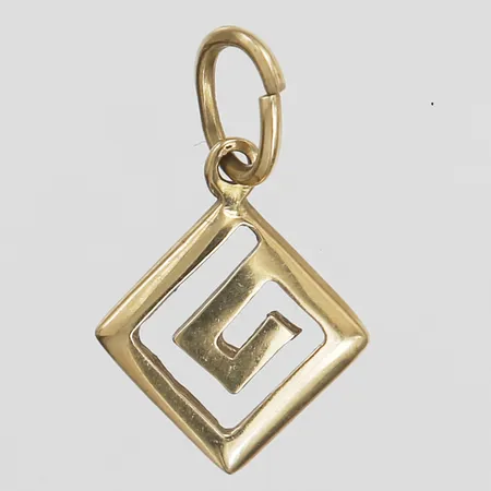 Hänge med dekor av meanderbård, höjd 20mm, bredd 12mm, 14K guld Vikt: 1 g