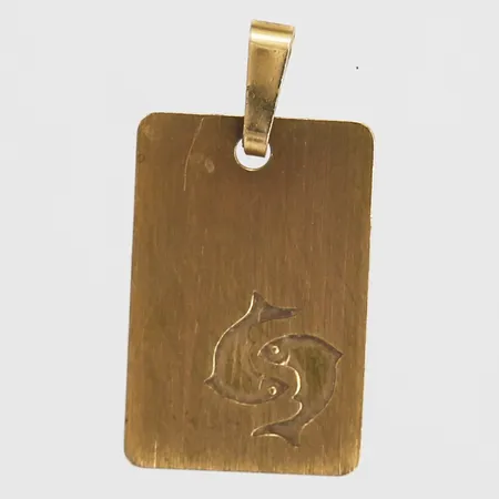 1 Hänge i form av en namnbricka med delfinmotiv, GFAB, höjd: 18 mm, bredd: 12 mm, 18K guld. Vikt: 0,9 g