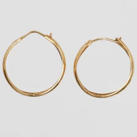Ett par örhängen, creoler, Ø19 mm, bredd: 3 mm, bucklor, ojämnheter, 18K guld. Vikt: 0,9 g