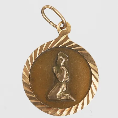 Hänge med dekor i relief, Ø16,5 mm, 14K guld. Vikt: 0,8 g