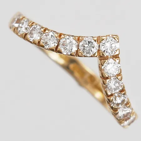 Ring med briljantslipade diamanter, totalt 0,77ct enligt gravyr, kvalitet ca TW-W(G-H)/VS, stl: 17, bredd: 3 mm, 18K guld. Vikt: 3,5 g