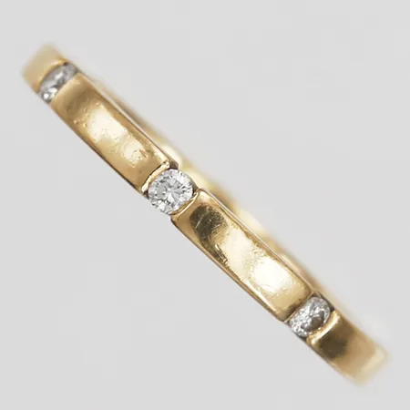 Ring med diamanter totalt 0,09ct enligt gravyr,  Heribert Engelbert AB, Stockholm år 1999, stl: 15¾, bredd: 2 mm, 18K guld. Vikt: 4,2 g