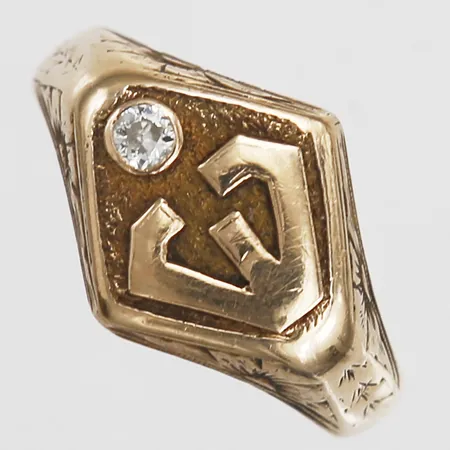 Klackring "E" med diamant 1 x ca 0,005ct, stl: 17¼, bredd: 3 - 12 mm, saknar stämplar, 14K guld. Vikt: 5,6 g
