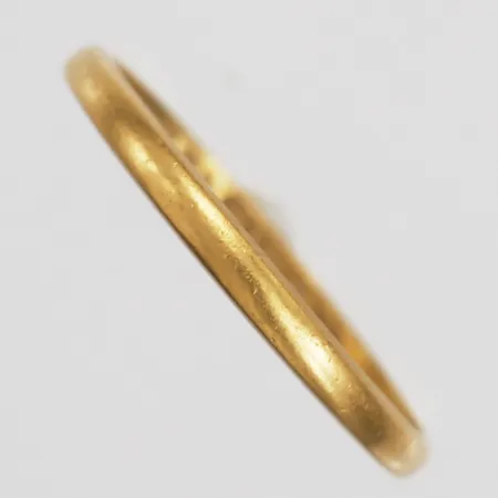Ring, slät, stl: 20¾, bredd: 2 mm, gravyr, 23K guld. Vikt: 3 g