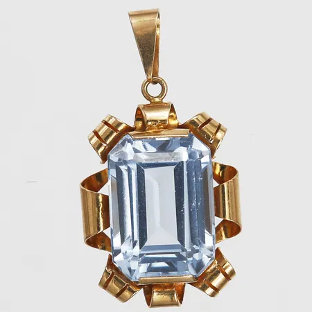 Hänge med syntetisk spinell ca 9,78ct, tillverkad av Guldvaruhuset Aktiebolag, Stockholm 1950, höjd 28mm, bredd 15mm, 18K guld Vikt: 4 g