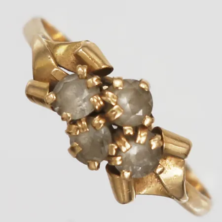 Ring med vita stenar, stl: 20¼, 18K guld Vikt: 2 g