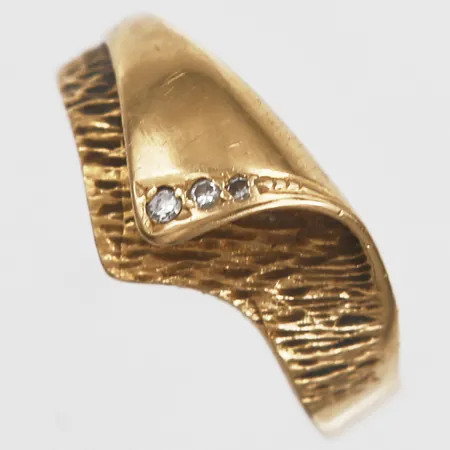 Ring med åttkantsslipade diamanter, totalt 0,05ct enligt gravyr, stl: 20, tillverkad av Alton, Falköping år 1987, 18K guld Vikt: 4,9 g
