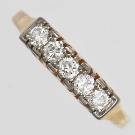 Ring med briljantslipade diamanter 5 x ca 0,05ct, kvalitet ca TW-W(G-H)/VS-SI, stl: 17¼, 18K guld Vikt: 3,6 g