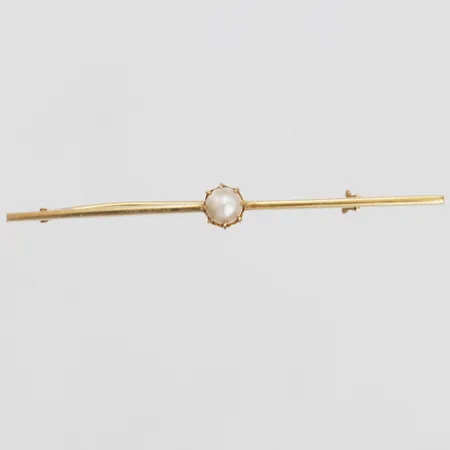 Nål med odlad pärla, längd: 61 mm, bredd: 1,5 - 7 mm, glapp i lås, 18K guld. Vikt: 1,8 g