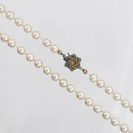 Pärlcollier med imitationspärlor, längd: 39 cm, bredd: 7 mm, lås i 925/1000 silver, sten saknas i lås, i behov av omträdning. Vikt: 0 g