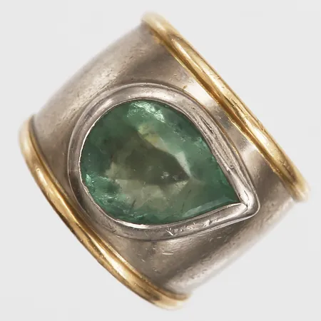 Ring med smaragd, kraftigt slitage, ca 6,75ct, stl: 17½, tillverkad i Stockholm 2008, saknar mästarstämpel,  18K guld samt vitguld Vikt: 41 g
